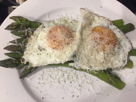 asparagus with fried eggs