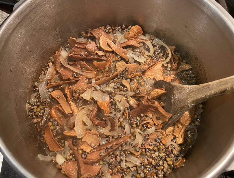 add lentils and soaked mushrooms to saucepan