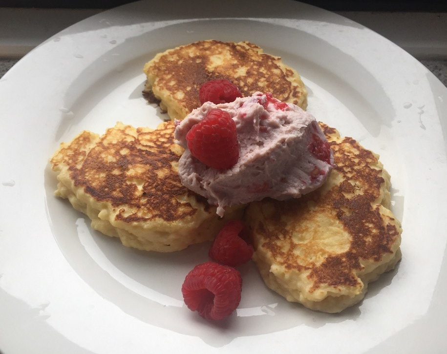 ricotta hotcakes with raspberry ricotta mousse and raspberries